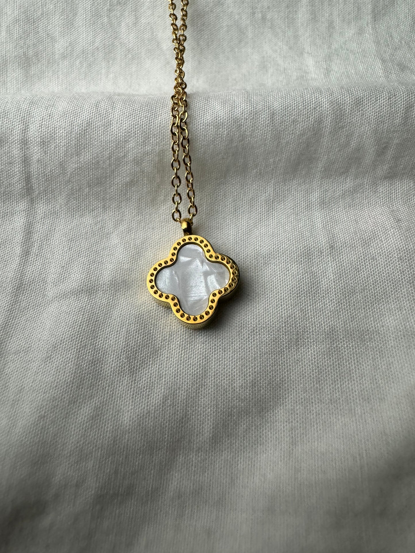 Single clover necklace