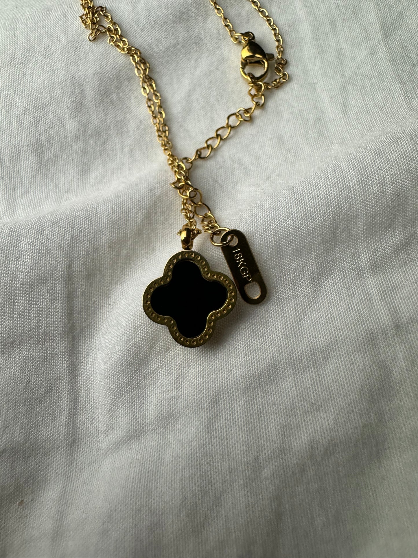 Single clover necklace