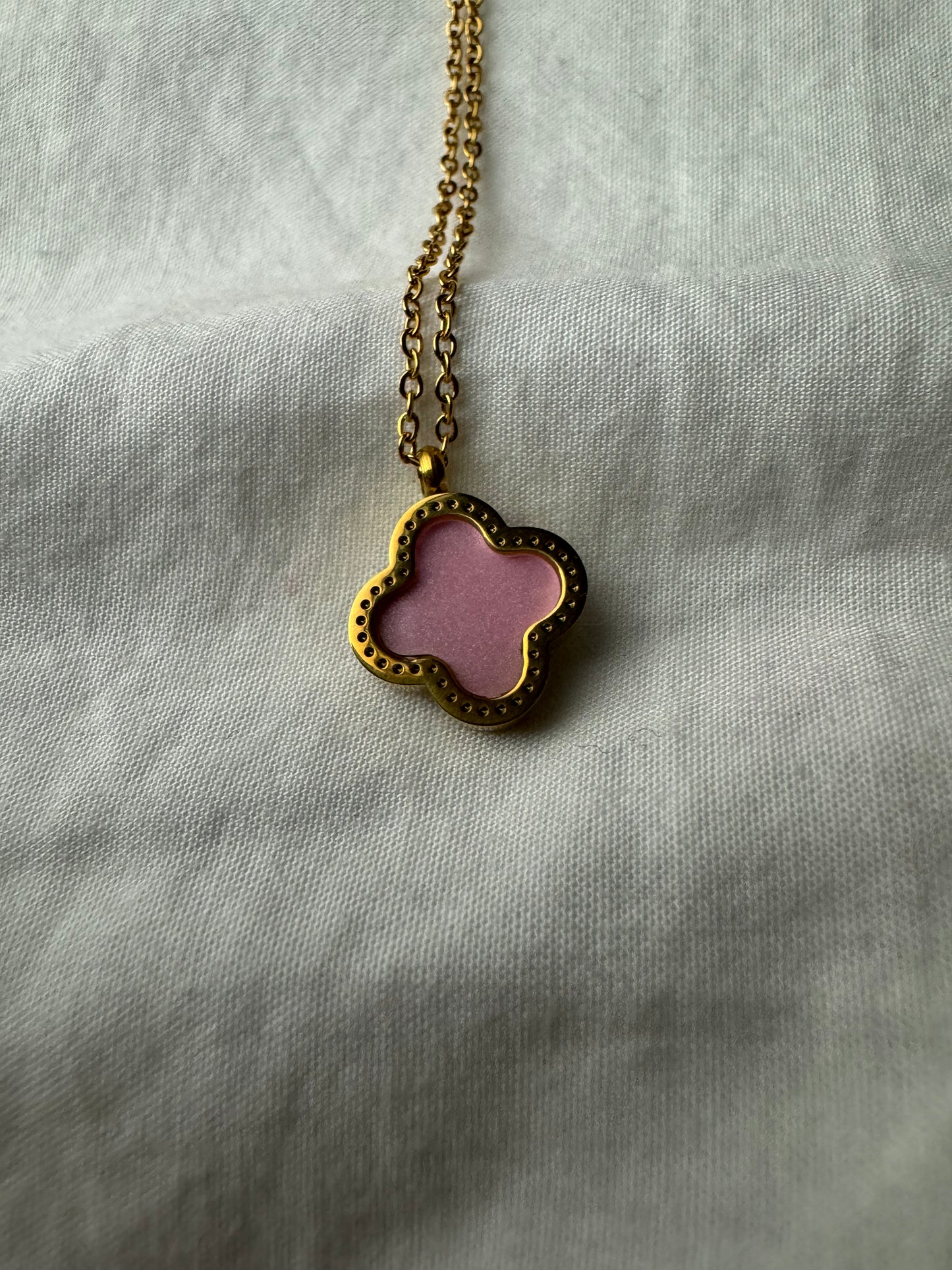Single clover necklace