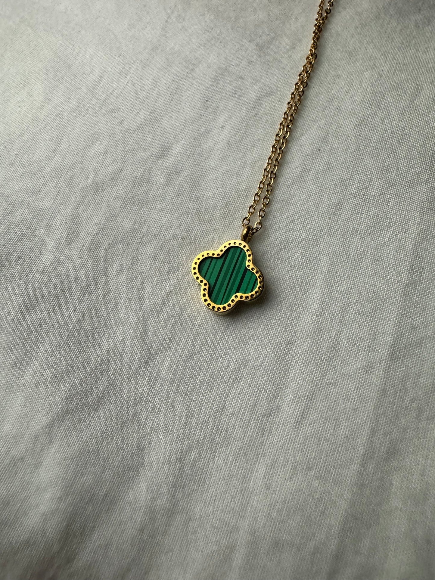 Single clover necklace