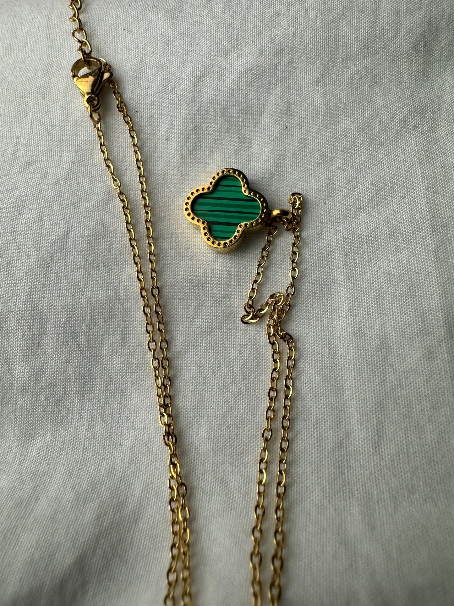 Single clover necklace