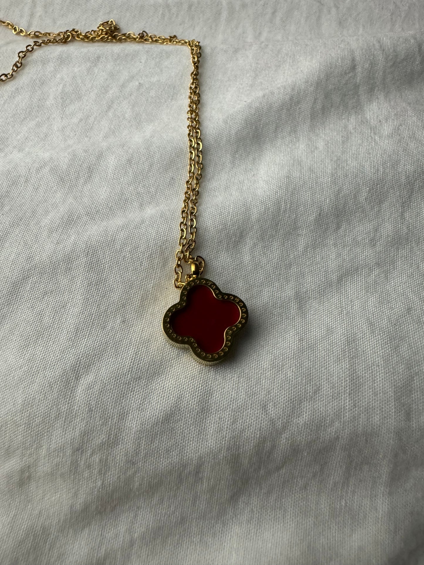 Single clover necklace
