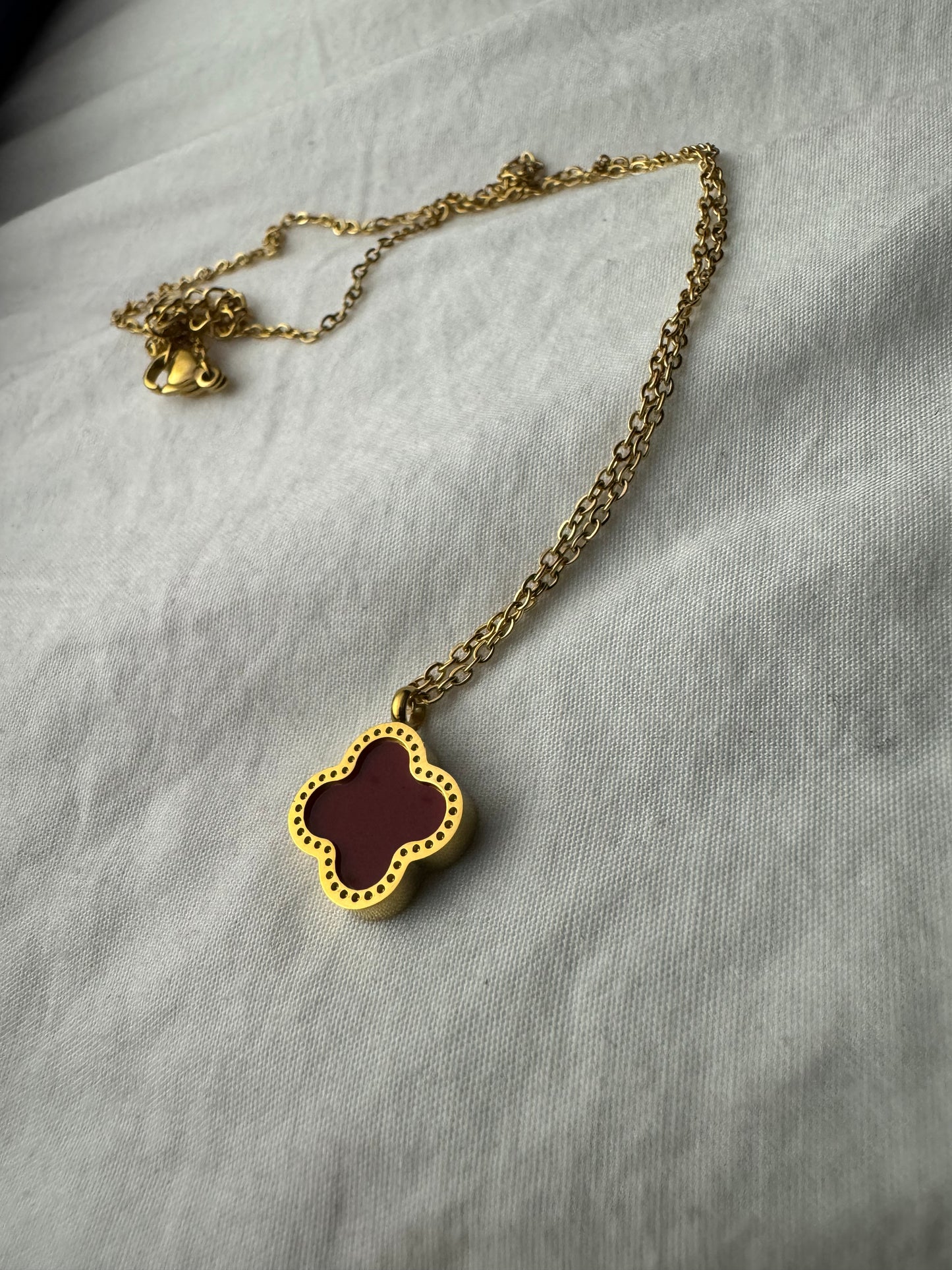 Single clover necklace