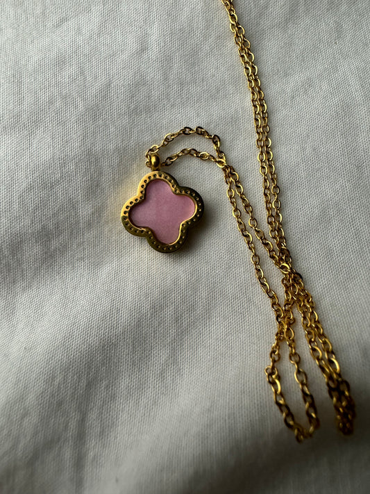 Single clover necklace